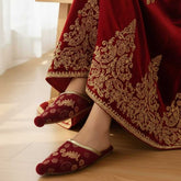 Paar Pomponverzierte Samt-Hausschuhe im Bindallı-Design – Bordeaux Orientalische Pantoffeln für Henna & Hochzeit